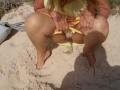 Engraado - My wife peeing in a public beach