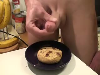 Essen - Cumming on chocolate chip cookie