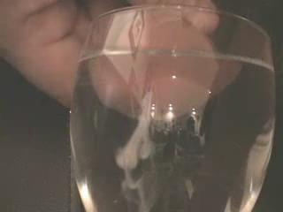 Masturb. maschile - cumming in water in a glass