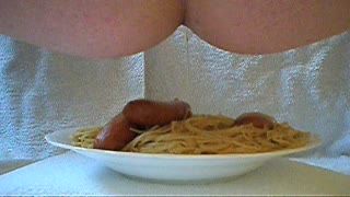 Masturb. femenina - Masturbate my pussy with sausage and P_E_E in my...
