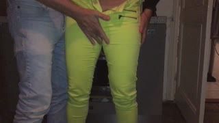 Ejaculation fminin - Yellow pants