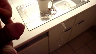 Mamadas - Me pissing all over kitchen