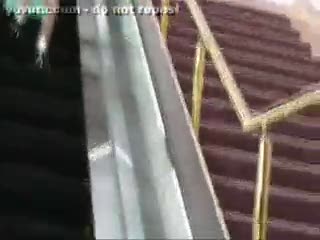 Travestido - Eroma on an escalator