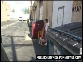 Exhibicionismo - Girl fucked beside bins in an alley