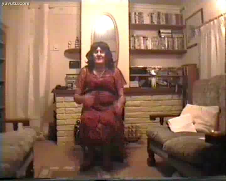 Travestido - Old Geezer in a frock and using butt plug Pt 1 o...