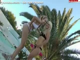 Sexe lesbien - Two so pretty College babes make fun with his fr...