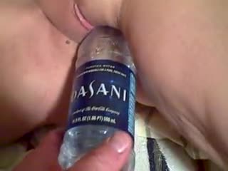 Strano - FUCKING HER BALD PUSSY WITH BOTTLE