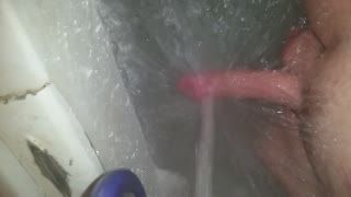 Masturb. maschile - bathtub faucet fun