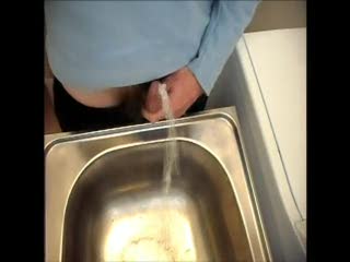Masturb. masculine - Piss in the sink
