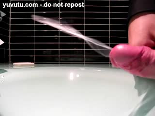 Masturb. masculina - White spurts in the sink