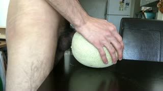 Gozo Masculino - Fucking a Melon