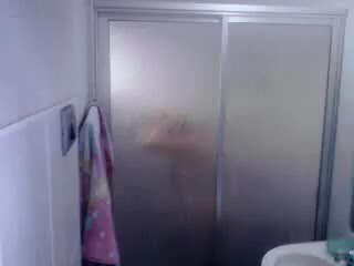 Shower/bath - la prima masturbadose..