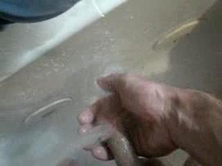 Masturb. masculina - masterbating in the bath tub with the faucet