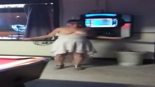 Exhibicionismo - Rosemary tits out and dancing in the bar