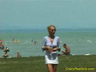 Flash/Pubblico - hot babe peeing on the beach