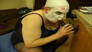 Fetisch - bald(ing) clown sucking on dildo
