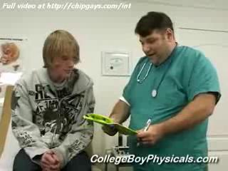 Schwul - Tasty medical man takes boy