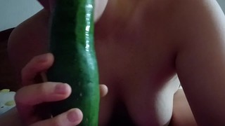 Latine - Me masturbo con un pepino