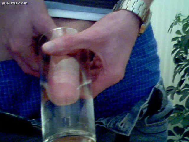 Corrida - Abspritzen in ein Glas mit wasser - Cum in a gla...