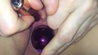 Missionarsstellung - horny Brit girl toys herself whilst being fucked