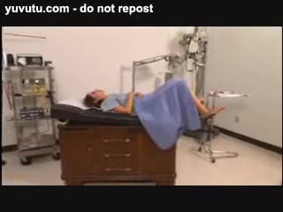 Masturb. femenina - doctor gives anal probe