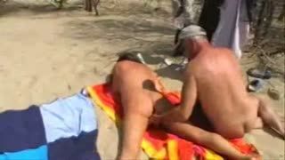 Flash/Pubblico - Nude beach wife wanked: hubby cumms watching her...