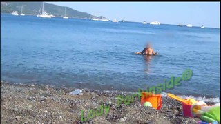 Pompino - Ilary esce dal mare