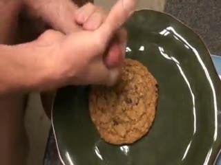 Essen - cumming on oatmeal cookie