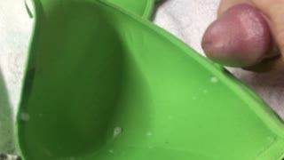 Masturb. maschile - SLO MO Cum onto green bra cup 48DD porn&#39;...